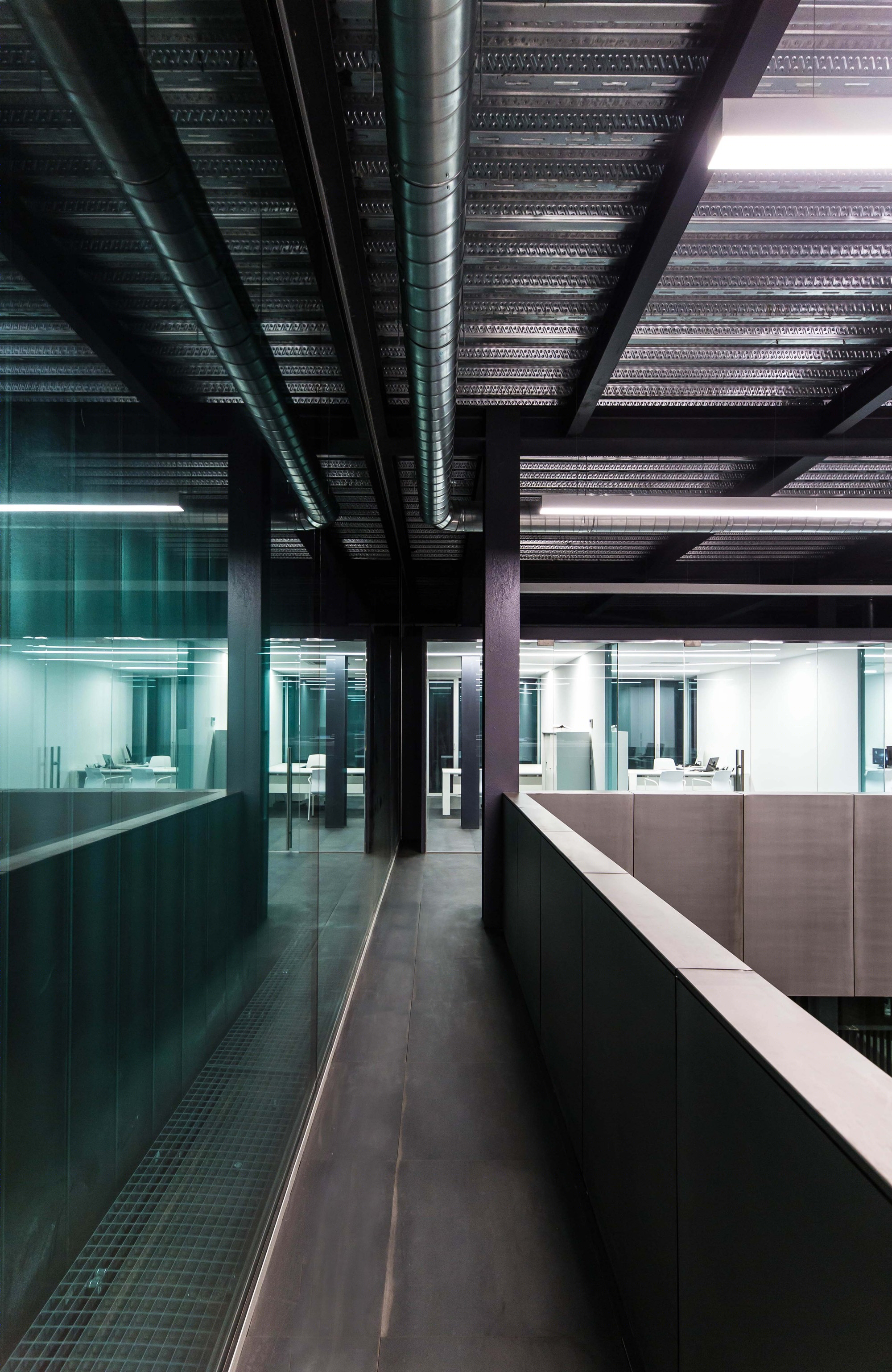 光影交织的金属工业空间-20