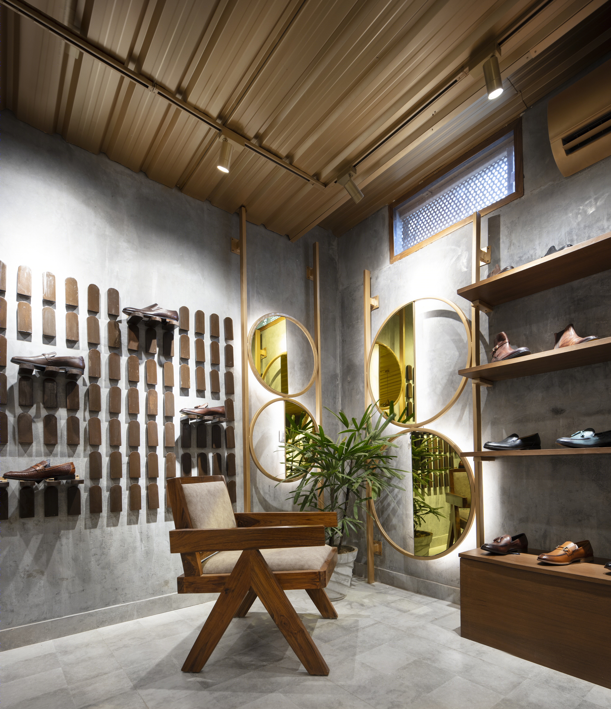 融合建筑美学的鞋店设计-11