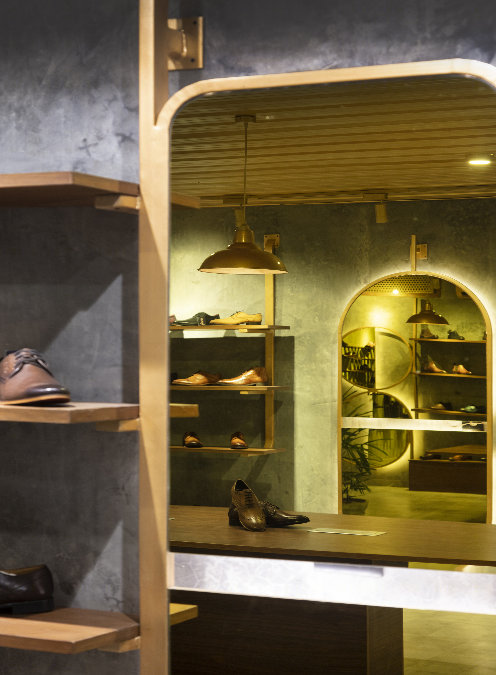 融合建筑美学的鞋店设计-13