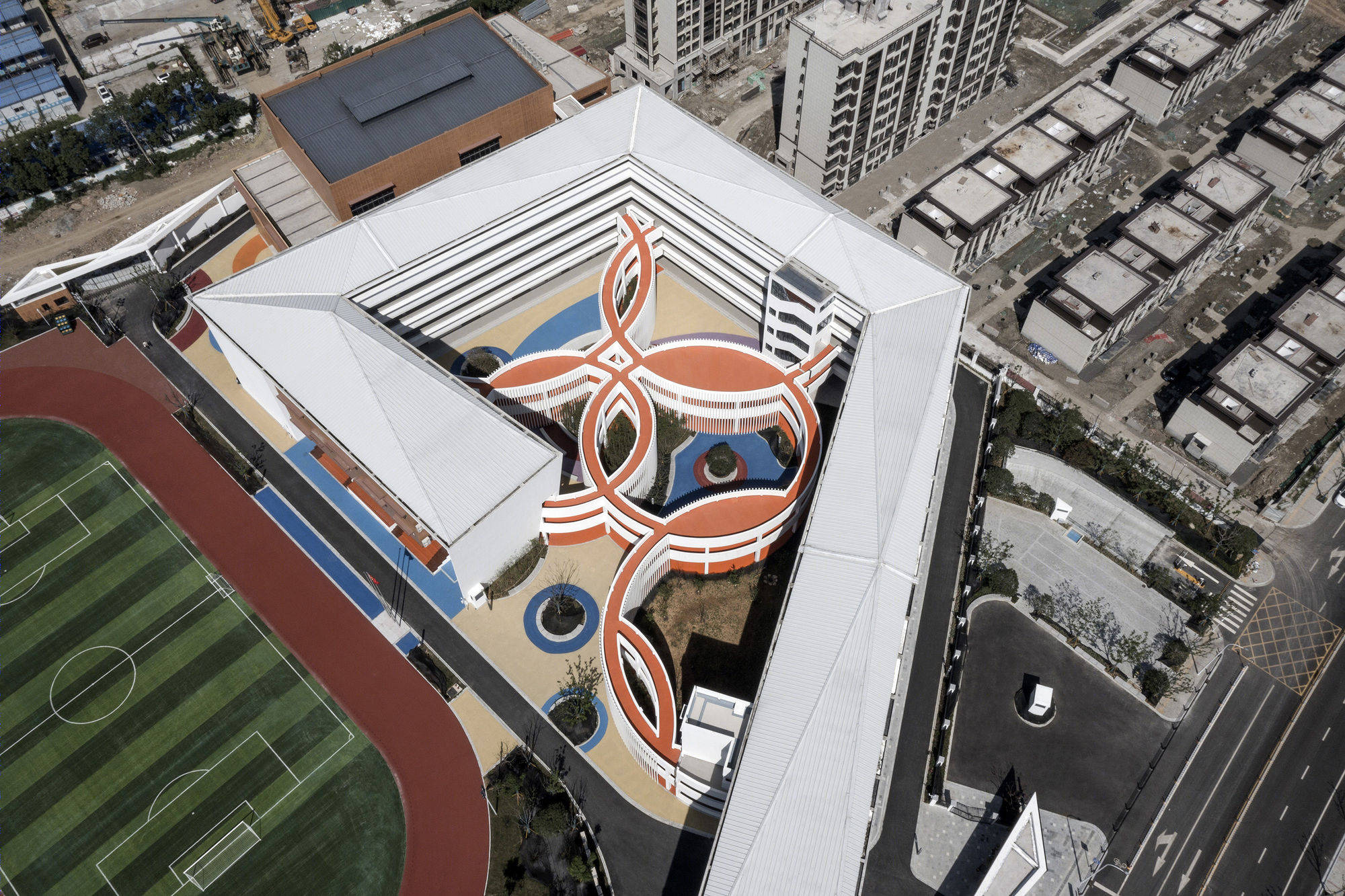 开放与围合交融的校园建筑 · 凤溪小学丨Minax Architects-2