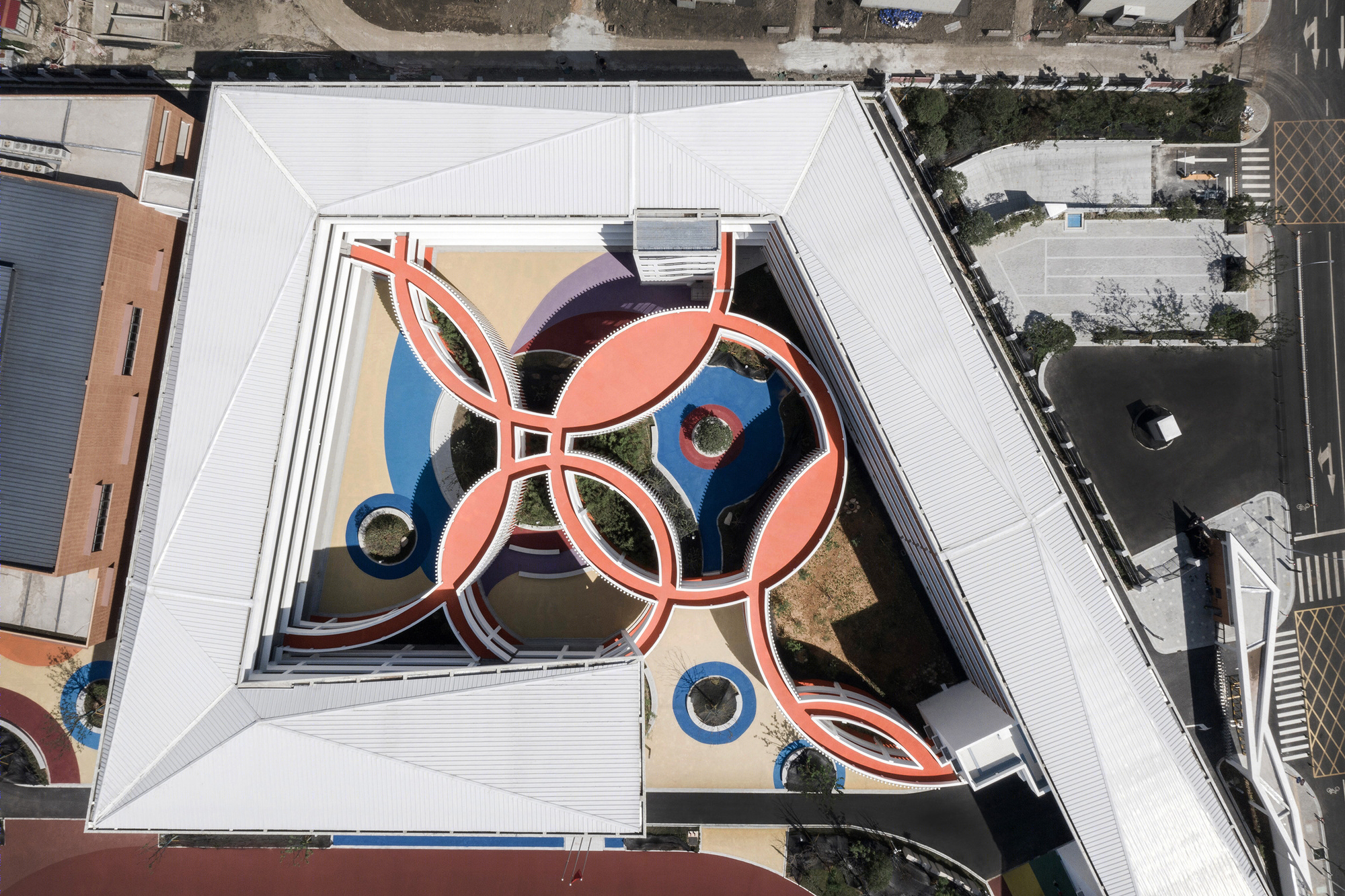 开放与围合交融的校园建筑 · 凤溪小学丨Minax Architects-4