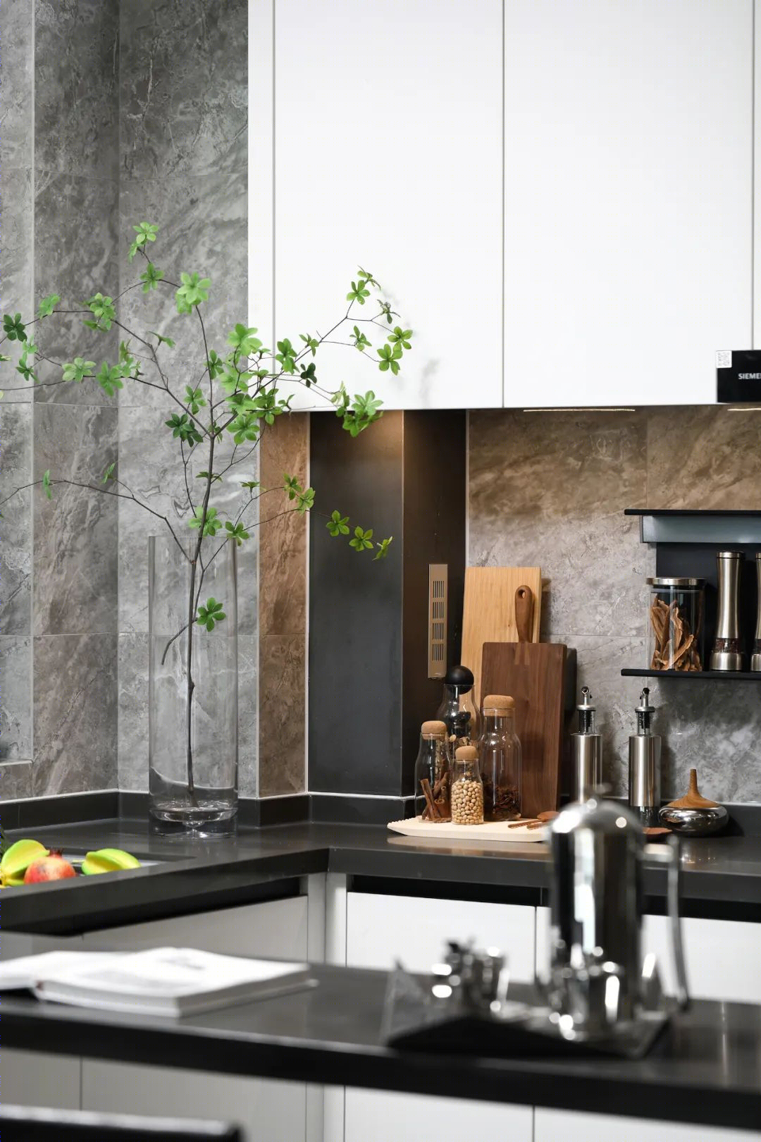 万科翡翠东方二期样板间 | 生活美学与空间设计的完美融合-12