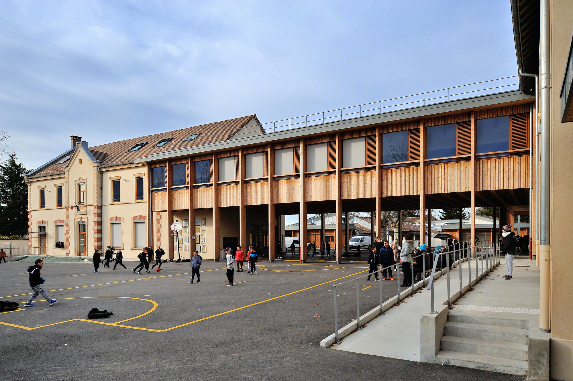 法国 Le Grand Lemps 小学木质连接桥建筑-1