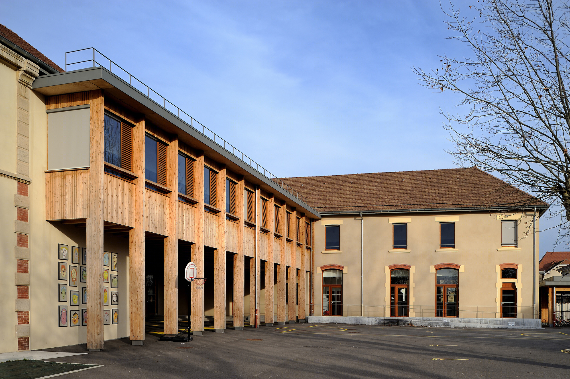 法国 Le Grand Lemps 小学木质连接桥建筑-3