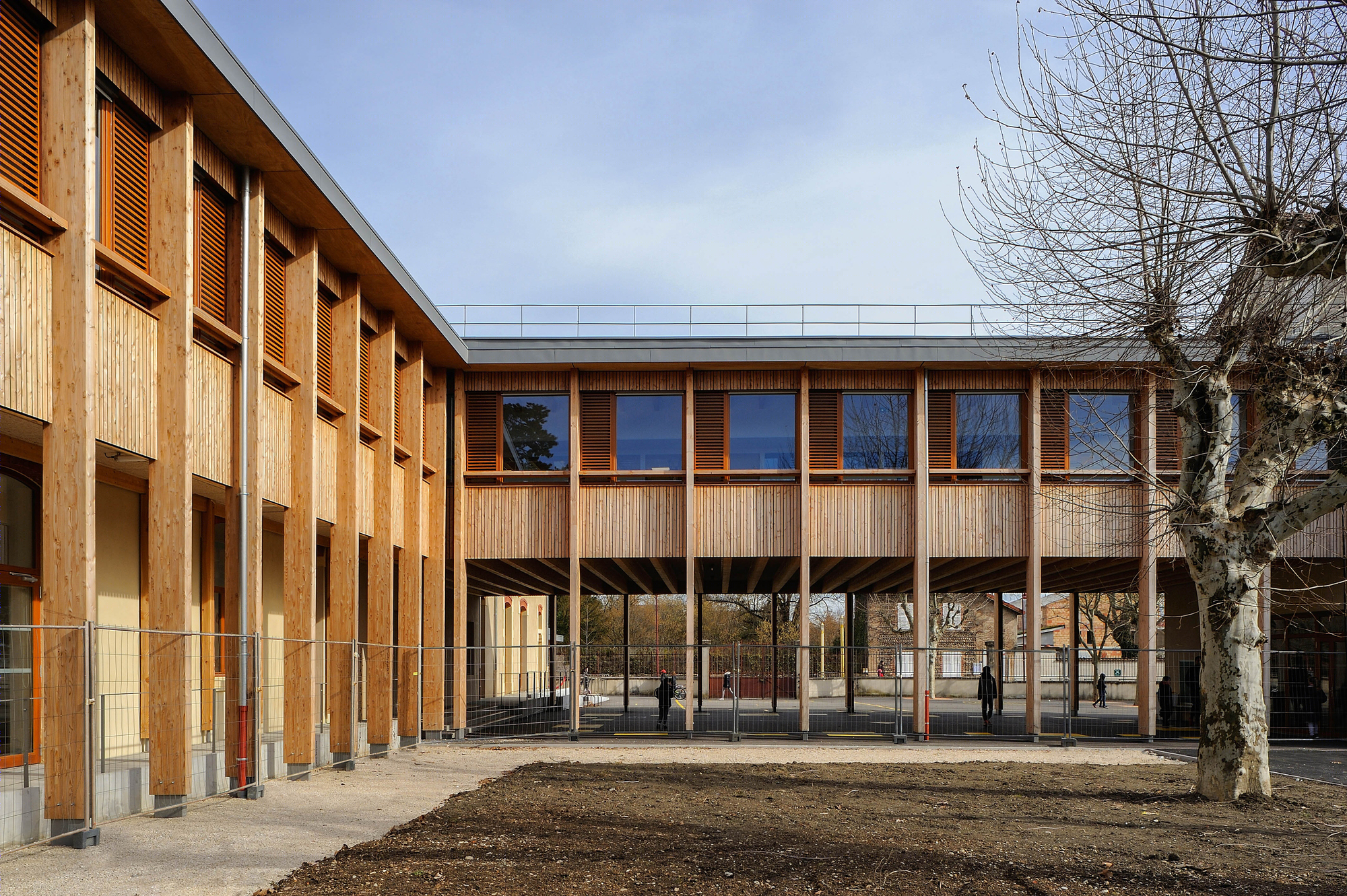 法国 Le Grand Lemps 小学木质连接桥建筑-5