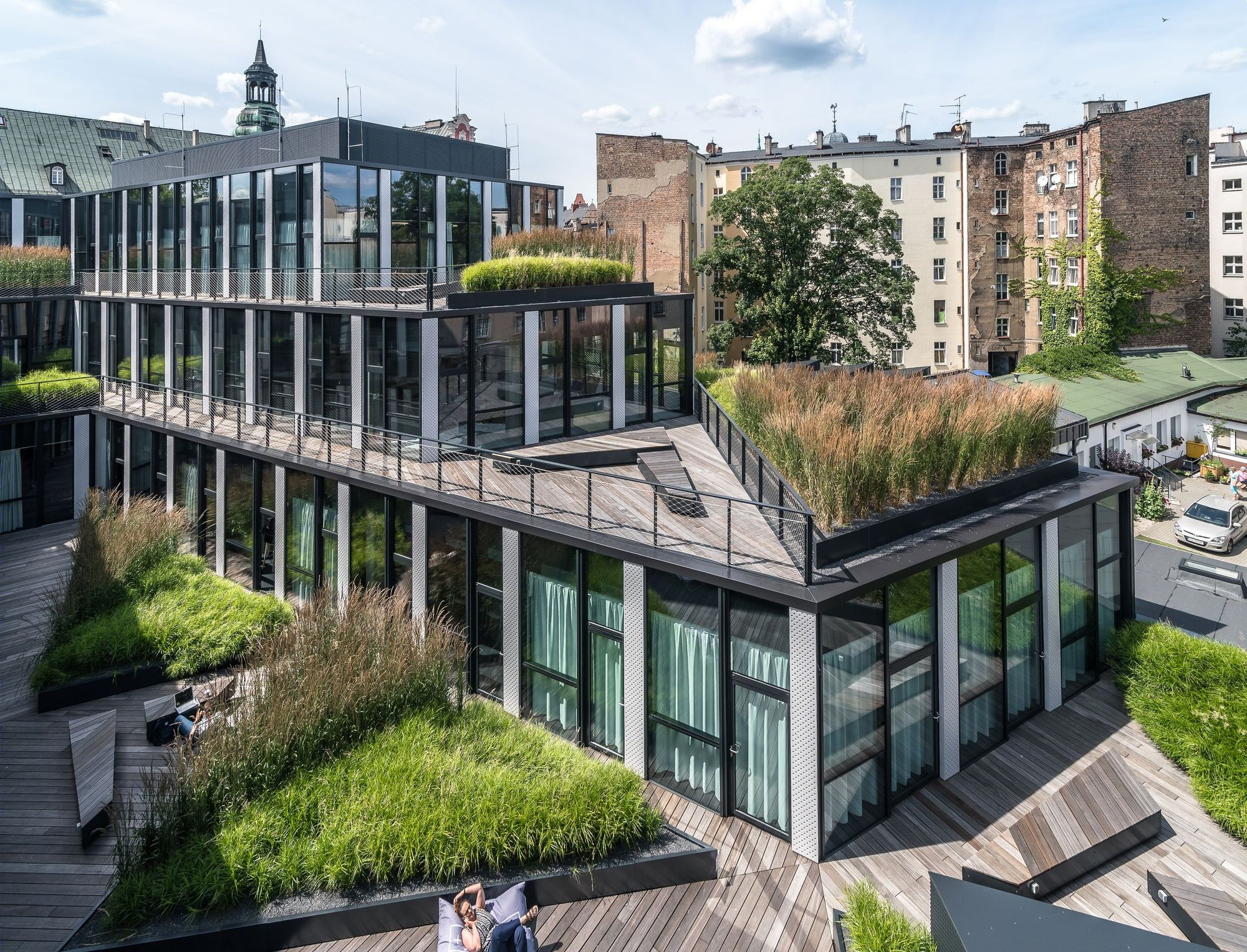 波兰 Poznań市中心的绿意办公建筑-17
