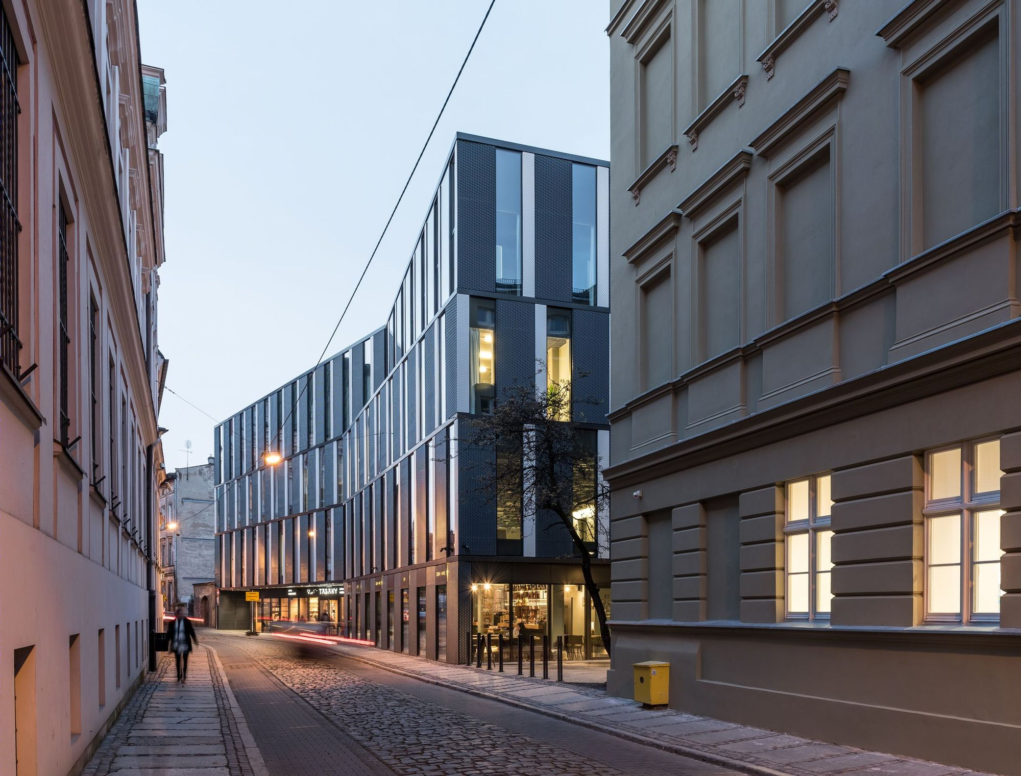 波兰 Poznań市中心的绿意办公建筑-20