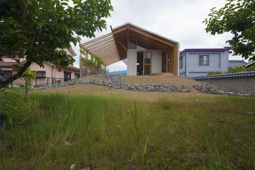 日本 Hashimoto 山间林地中的半室内半室外现代谷仓住宅-21