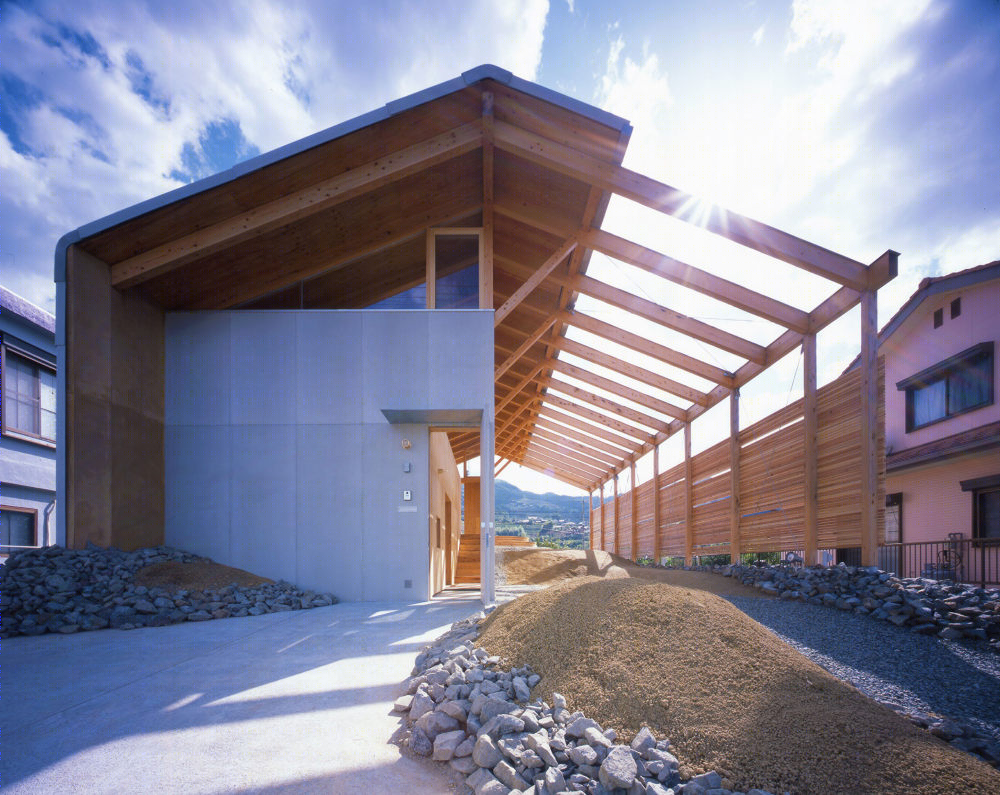 日本 Hashimoto 山间林地中的半室内半室外现代谷仓住宅-22