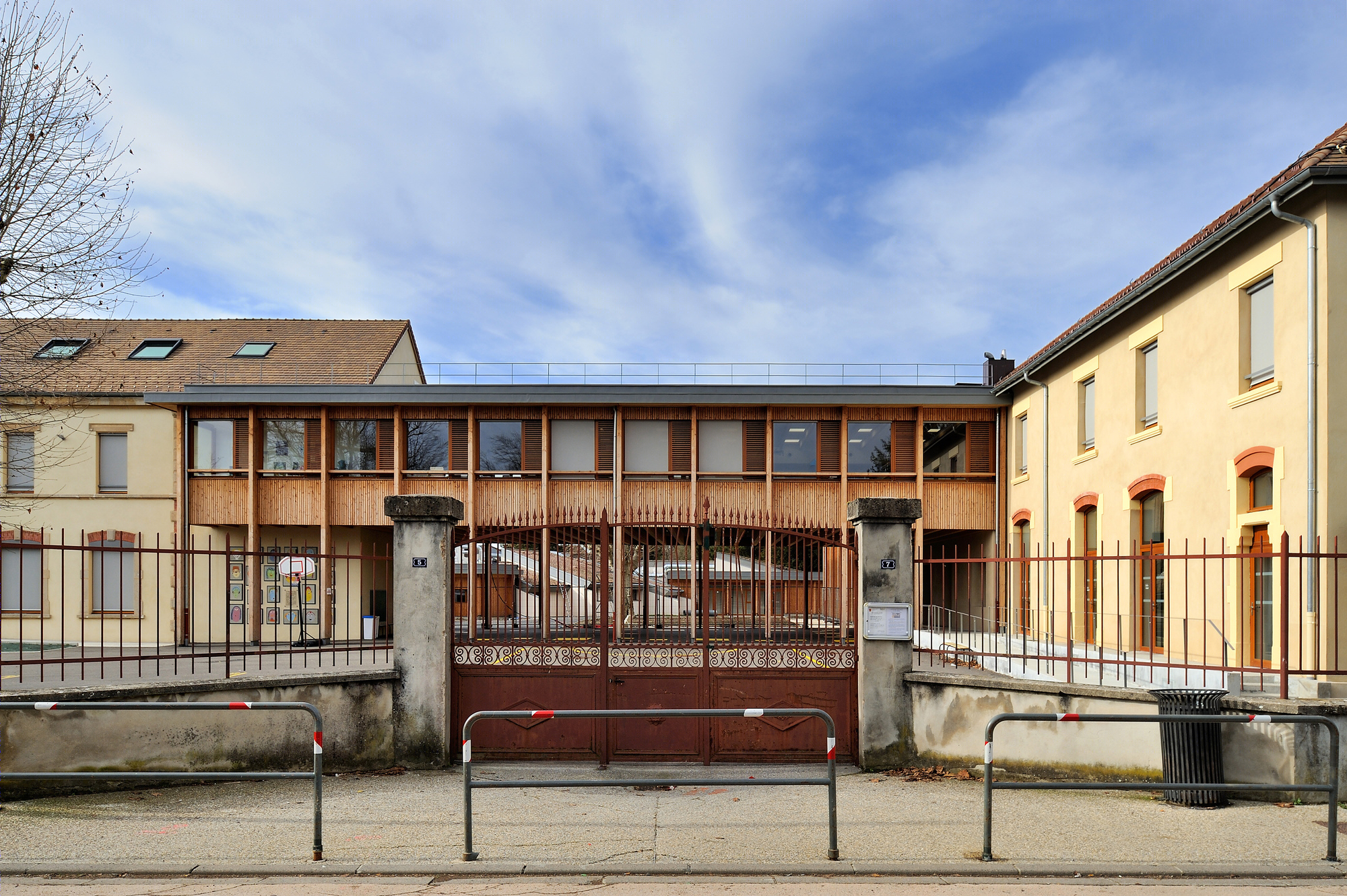 法国 Le Grand Lemps 小学木质连接桥建筑-16