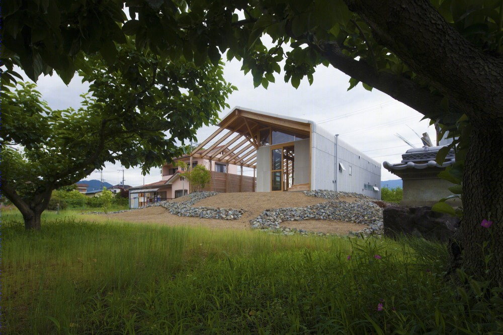 日本 Hashimoto 山间林地中的半室内半室外现代谷仓住宅-27