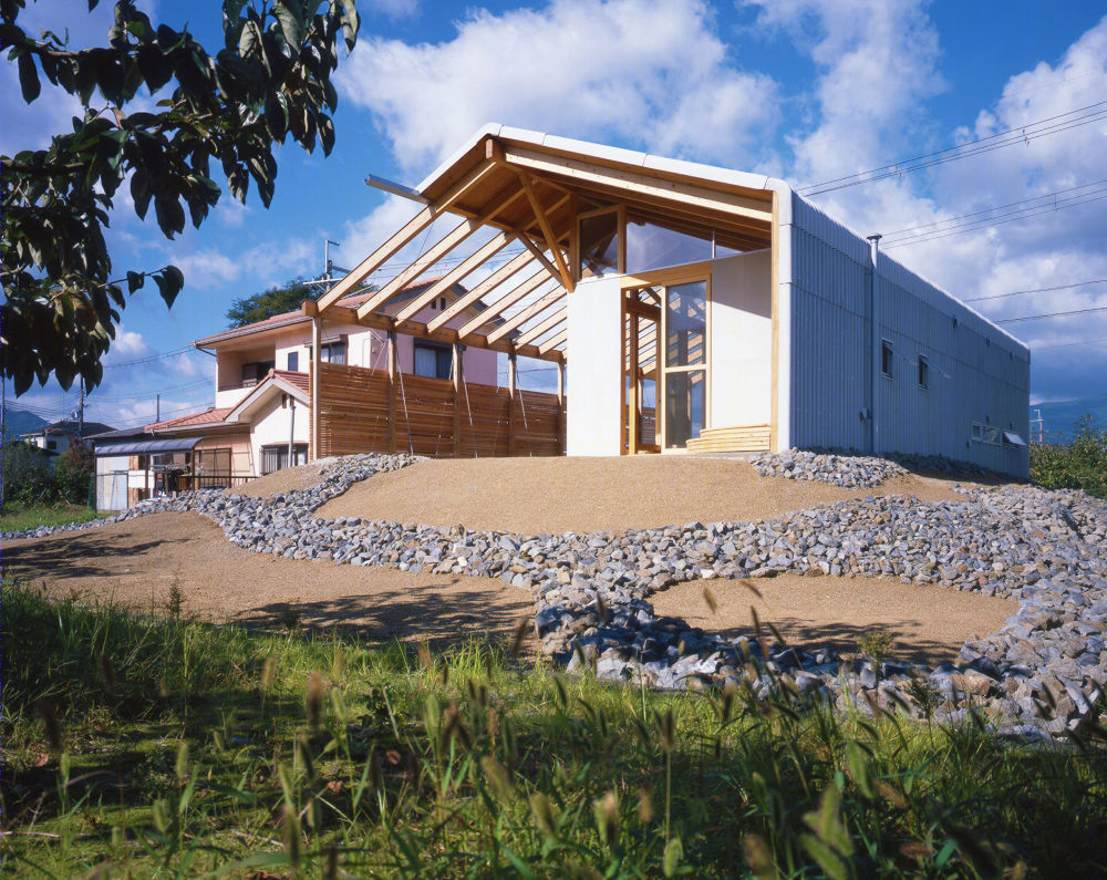 日本 Hashimoto 山间林地中的半室内半室外现代谷仓住宅-28