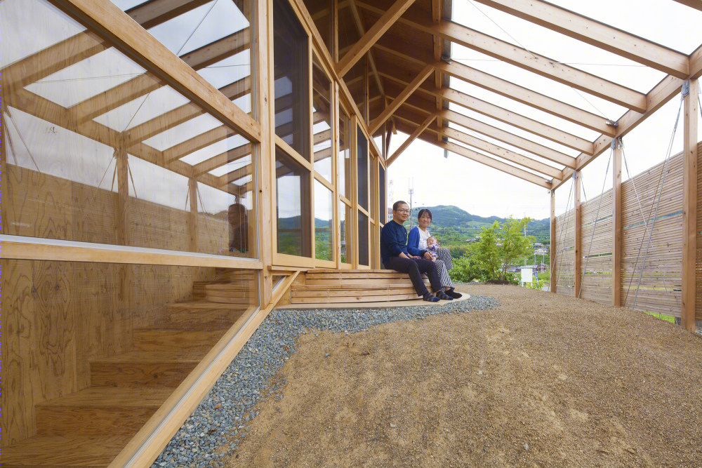 日本 Hashimoto 山间林地中的半室内半室外现代谷仓住宅-29