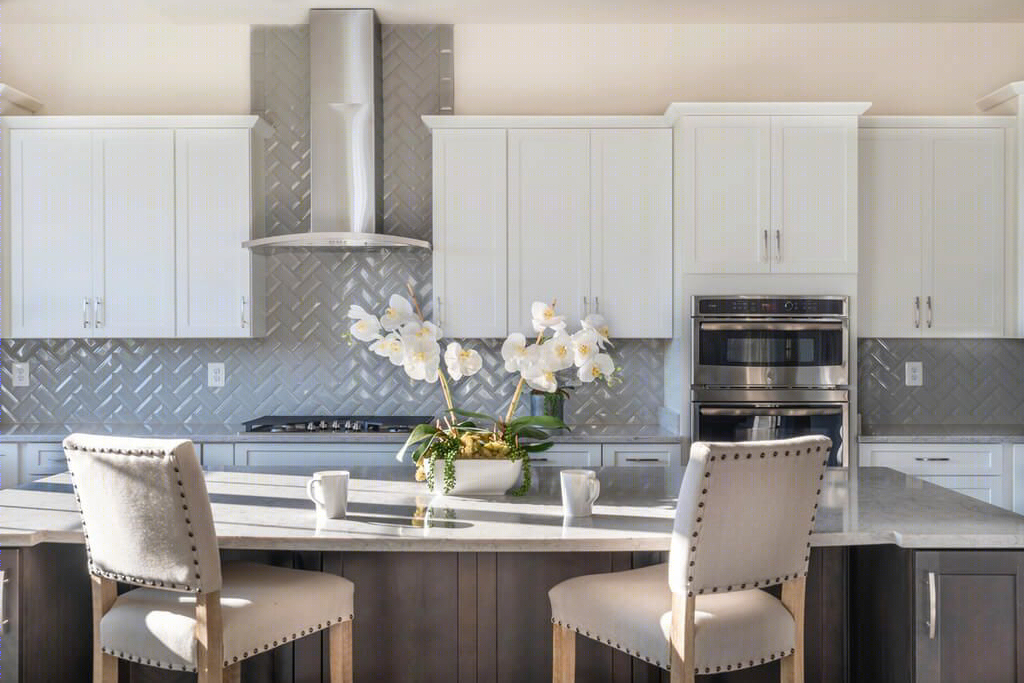 白色橱柜的惊艳厨房背板设计-5