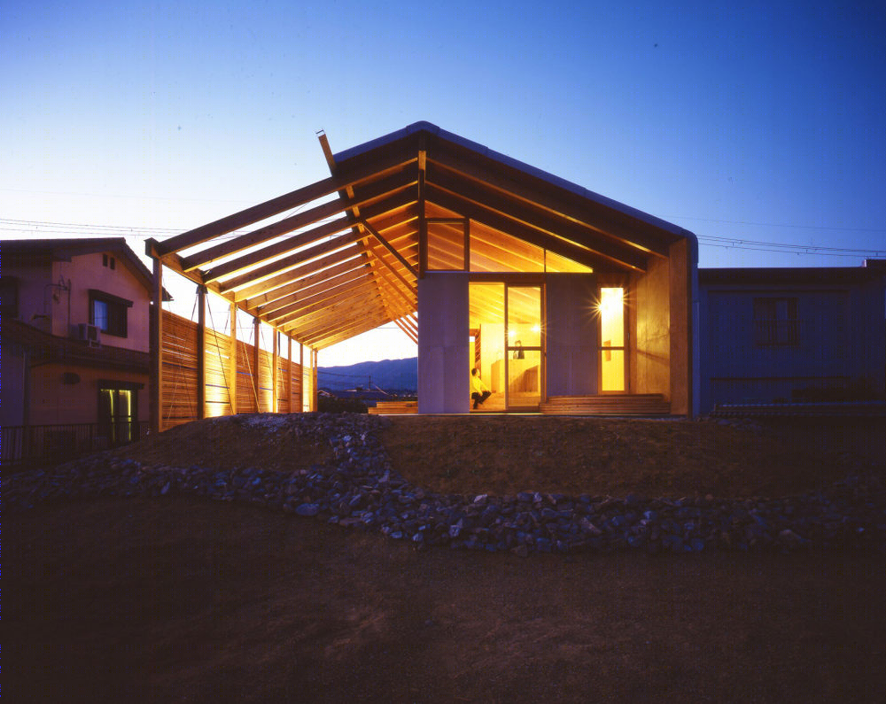 日本 Hashimoto 山间林地中的半室内半室外现代谷仓住宅-30