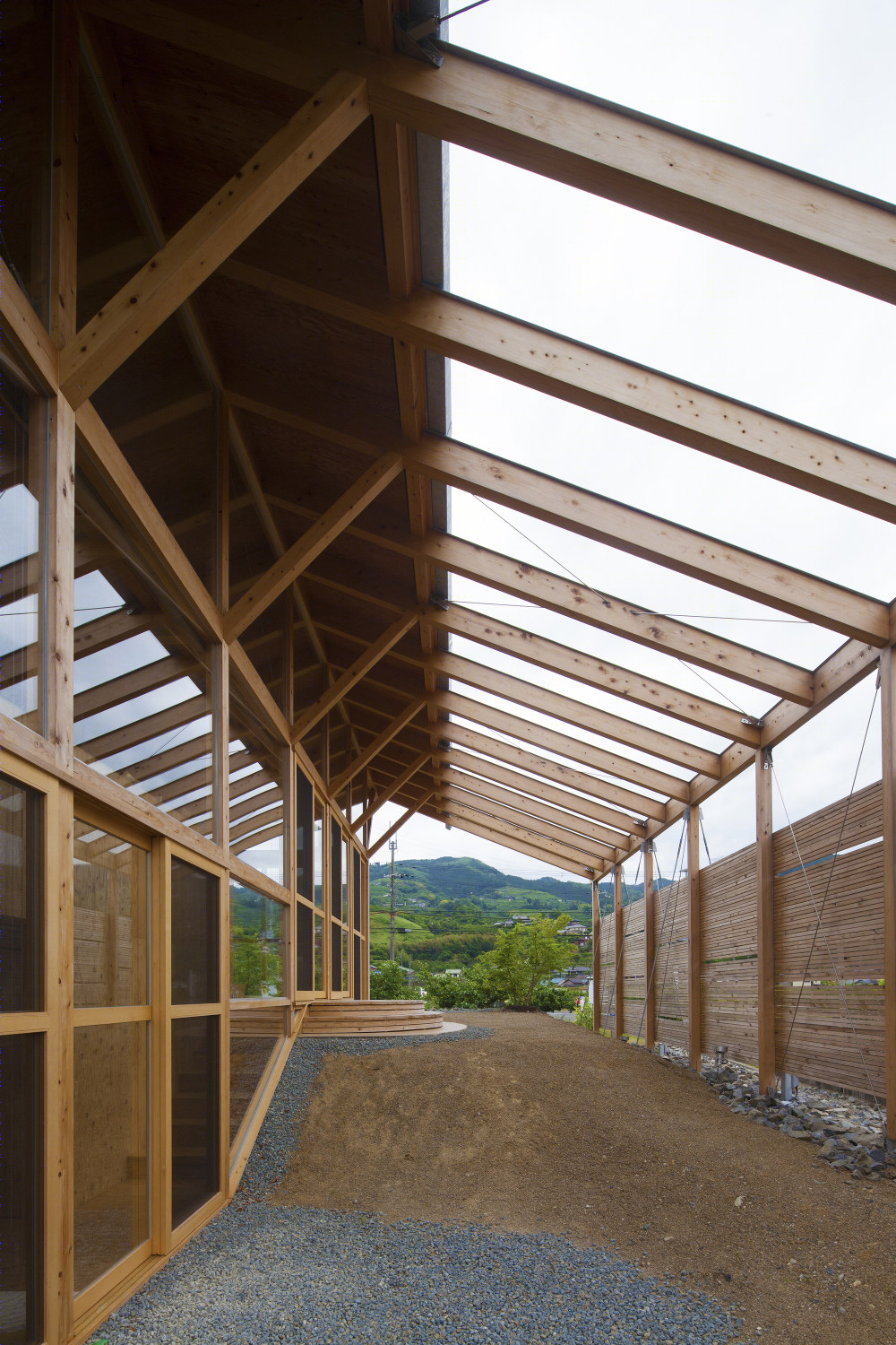 日本 Hashimoto 山间林地中的半室内半室外现代谷仓住宅-31