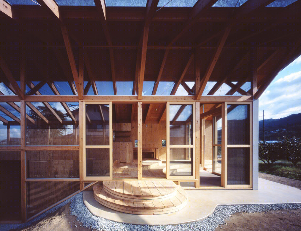 日本 Hashimoto 山间林地中的半室内半室外现代谷仓住宅-32