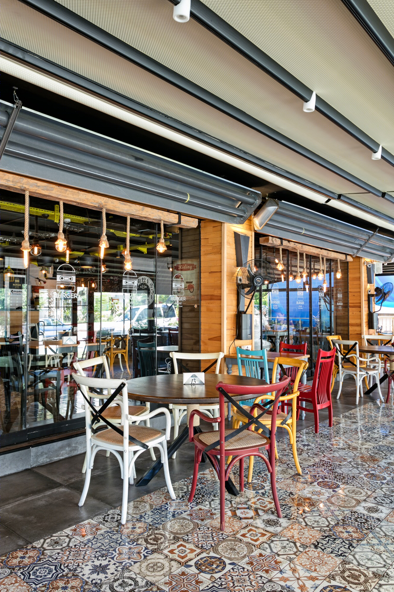 2015 年完成的汉堡店室内设计案例-10