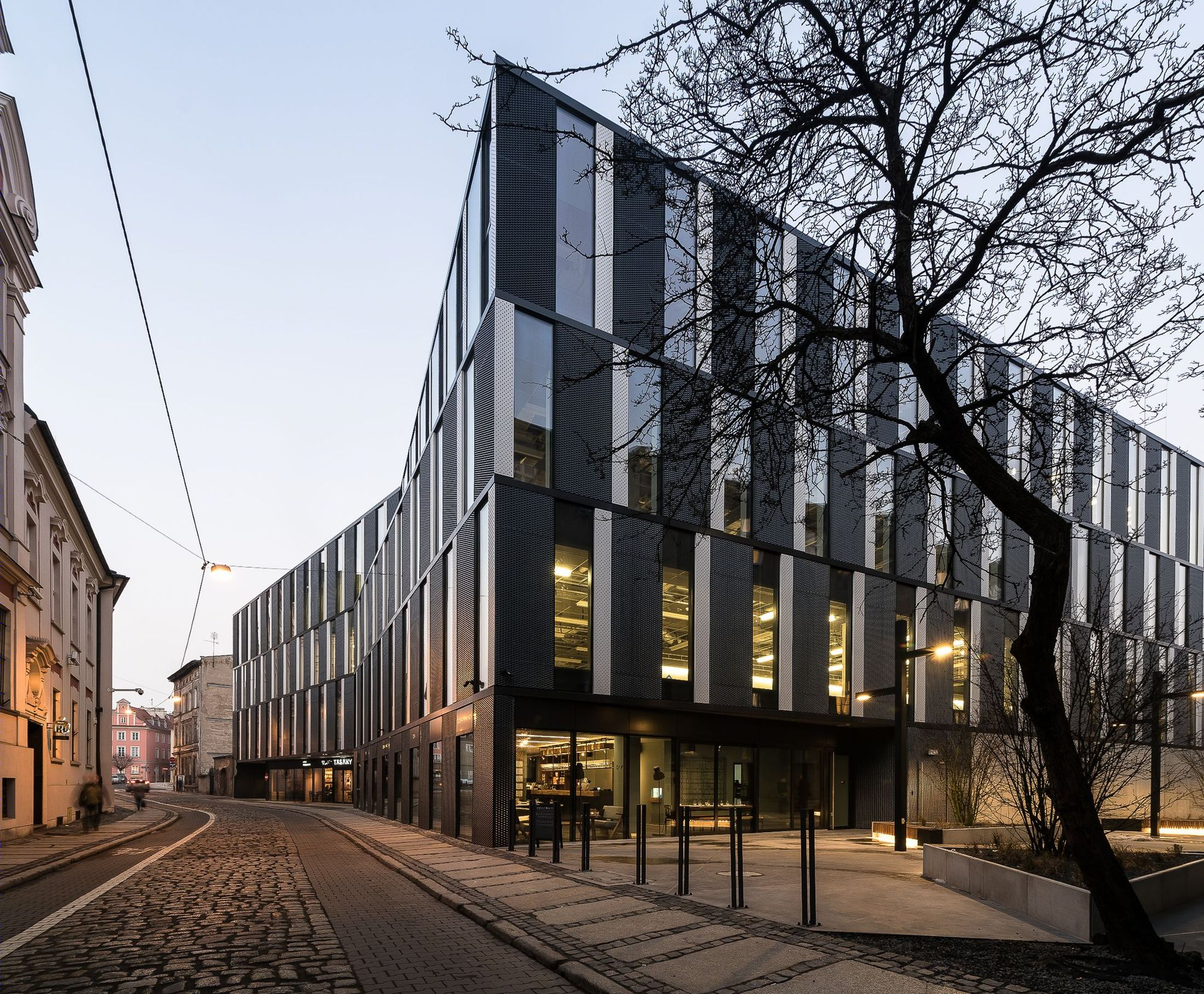 波兰 Poznań市中心的绿意办公建筑-39