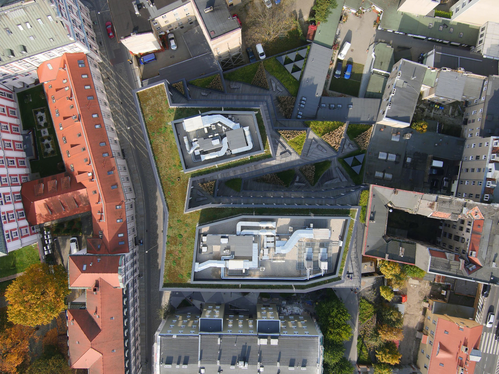 波兰 Poznań市中心的绿意办公建筑-40