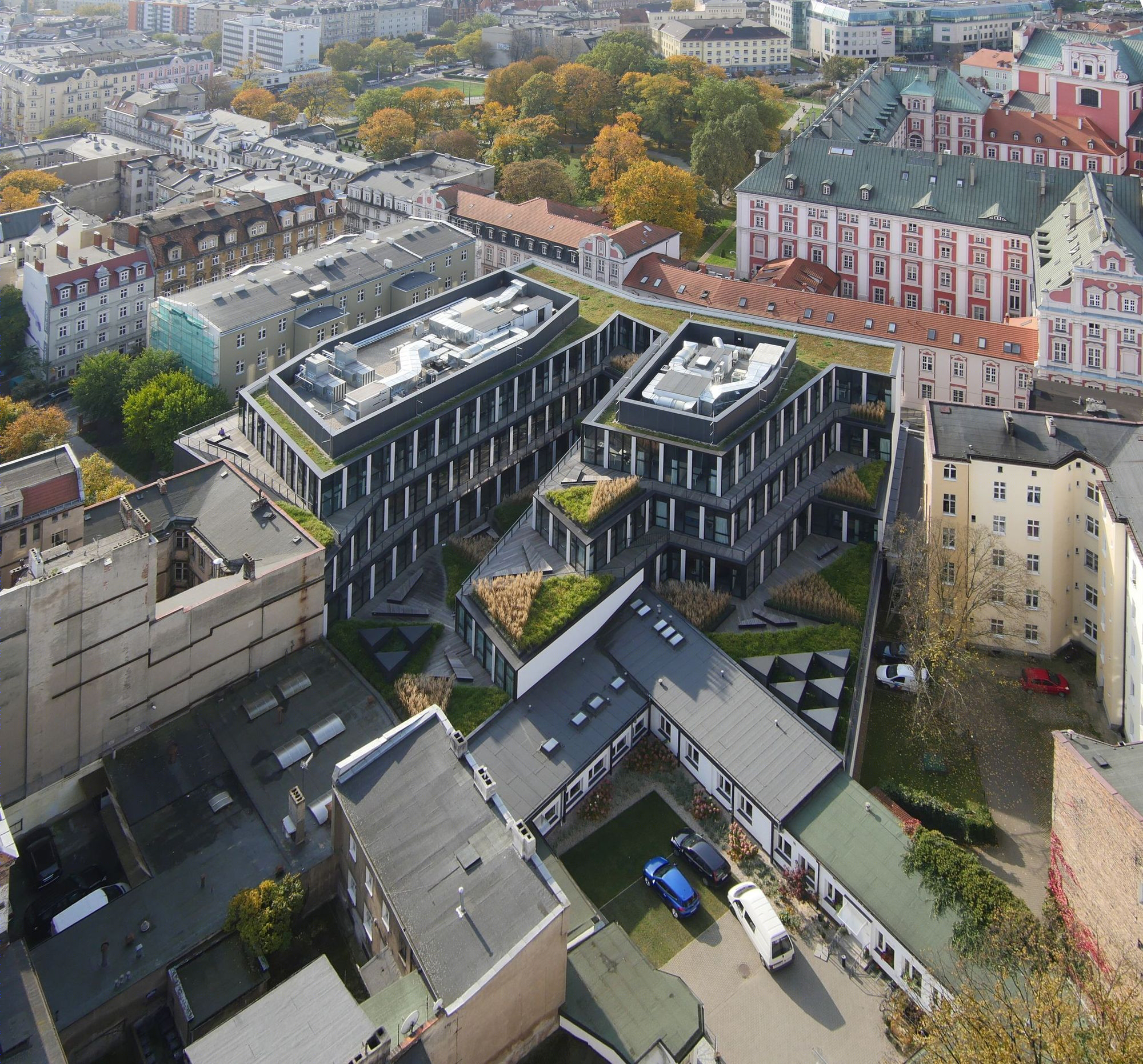 波兰 Poznań市中心的绿意办公建筑-42