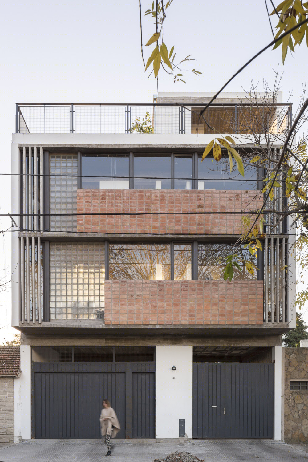阿根廷 La Plata 市 200 平米“47 住宅”设计，灵活布局与传统材料结合-12