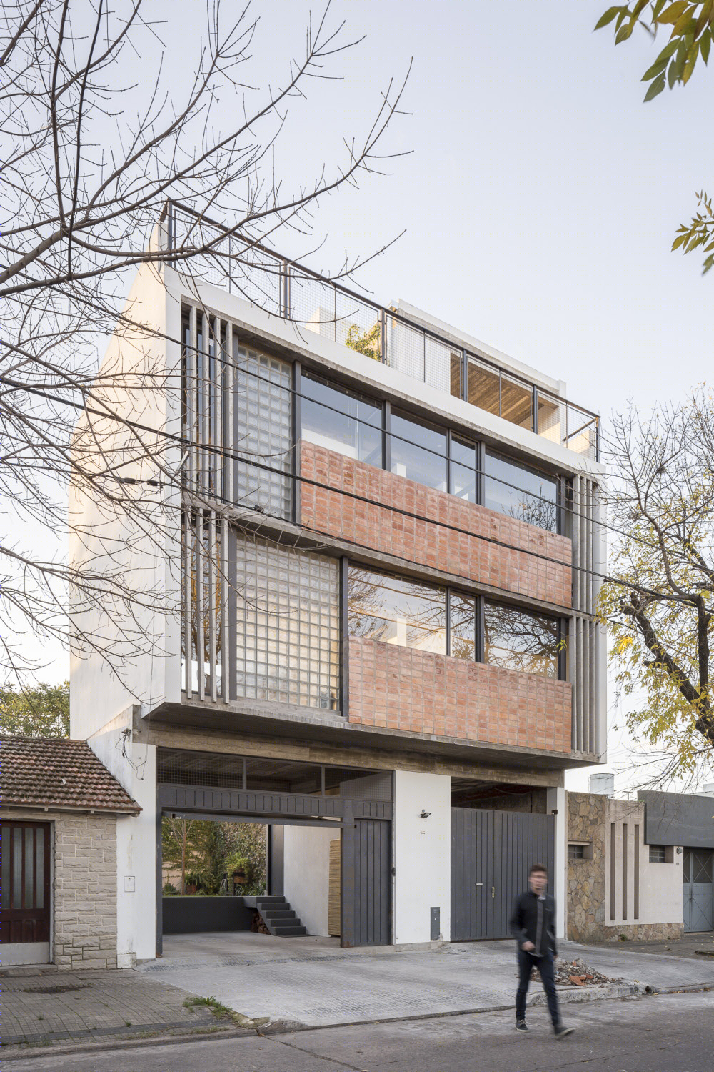 阿根廷 La Plata 市 200 平米“47 住宅”设计,灵活布局与传统材料结合-13