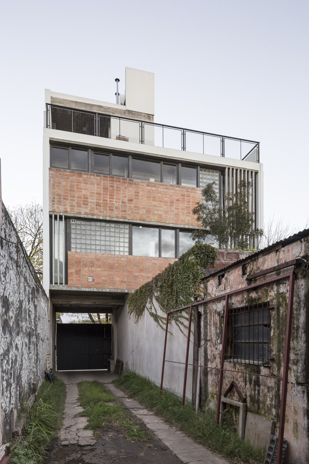 阿根廷 La Plata 市 200 平米“47 住宅”设计，灵活布局与传统材料结合-17