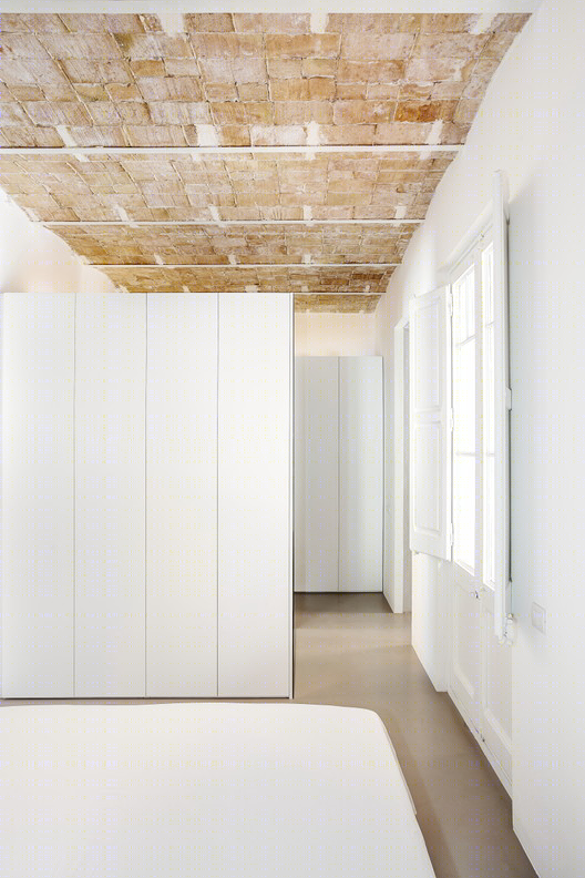 巴塞罗那老屋翻新，融入自然与历史-14