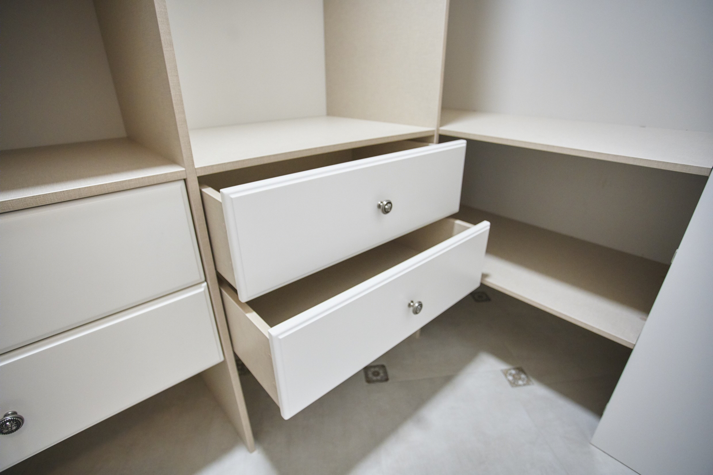 经典与现代结合的 Raumplus 衣柜系统-21