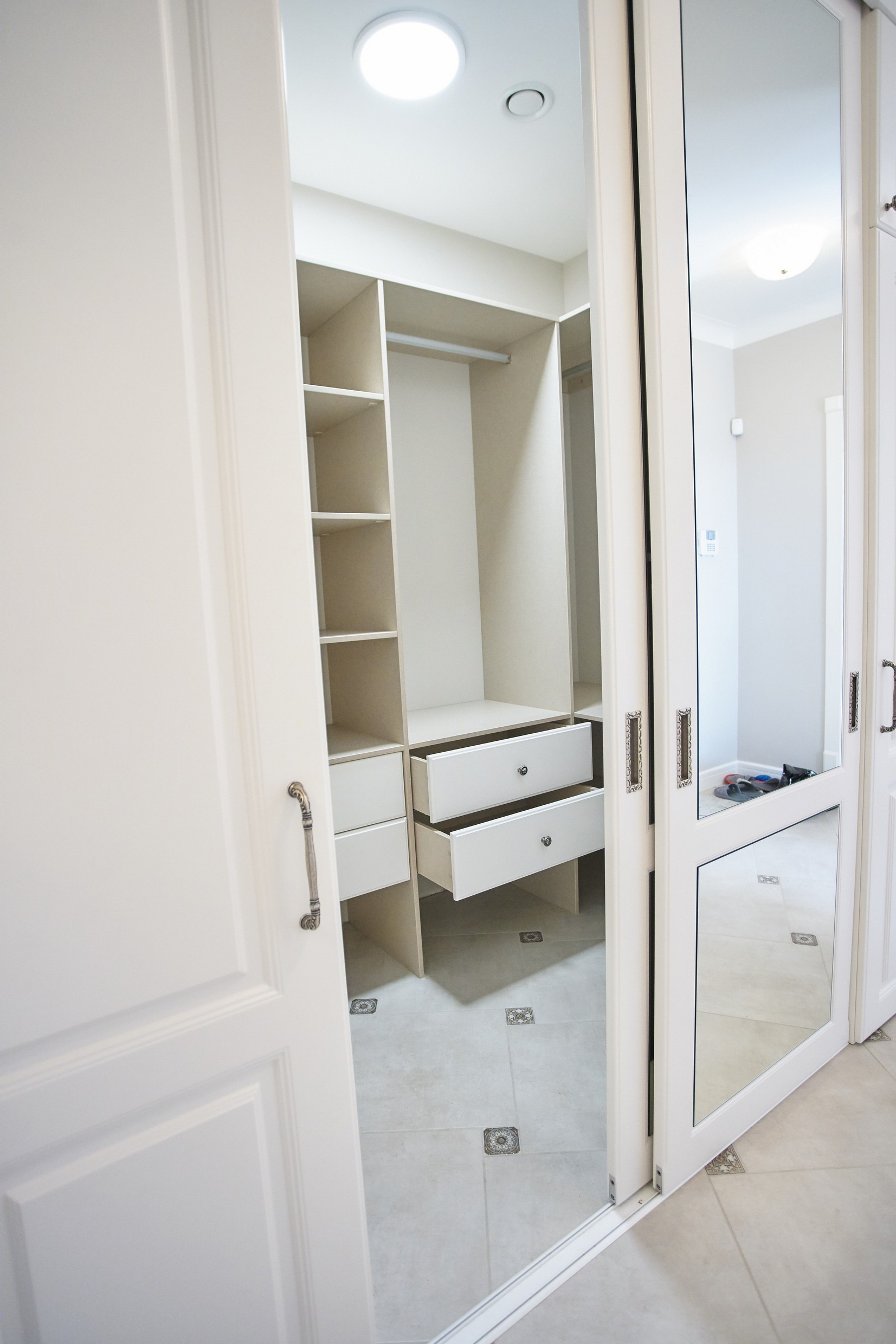 经典与现代结合的 Raumplus 衣柜系统-25