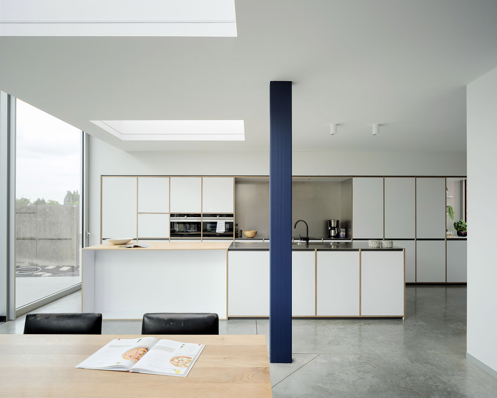 比利时一体化住宅 | 简约空间与自由功能的完美融合-9