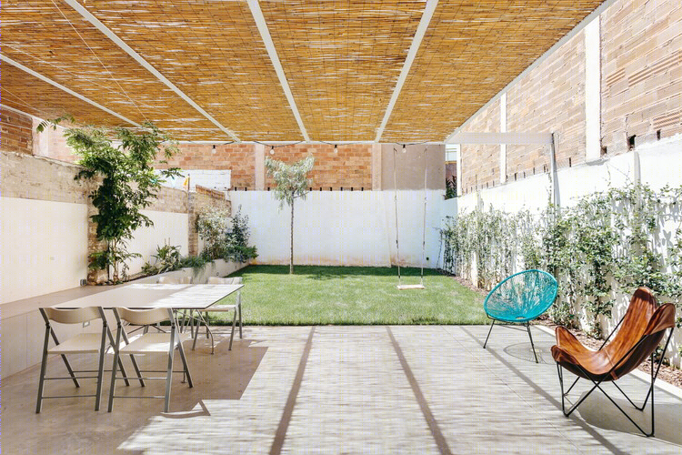 巴塞罗那老屋翻新，融入自然与历史-40