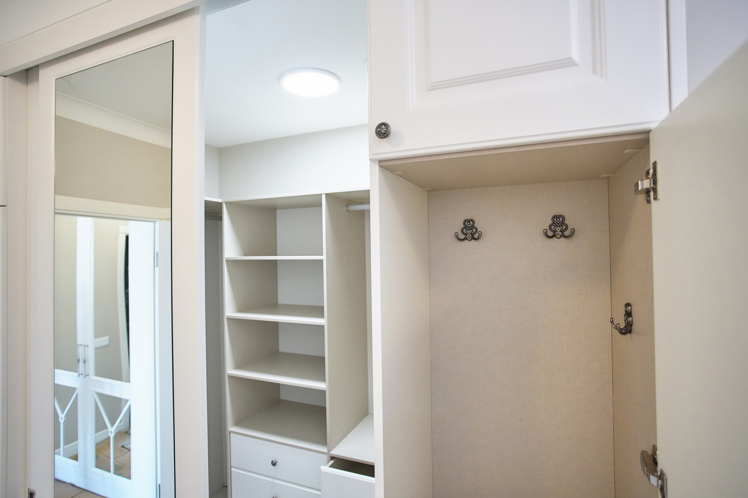 经典与现代结合的 Raumplus 衣柜系统-29