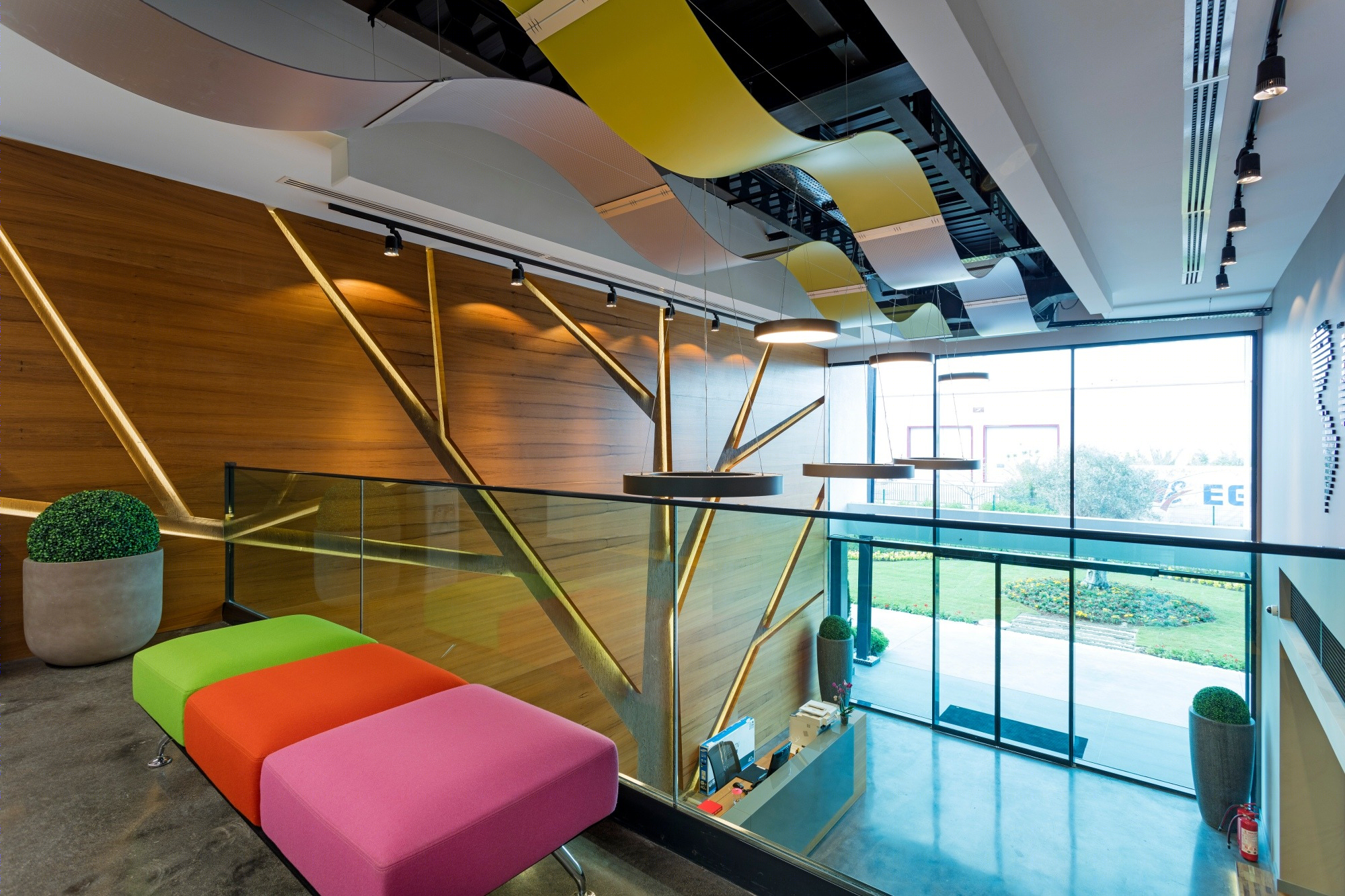 工业风融入现代设计，打造环保舒适的办公空间-1