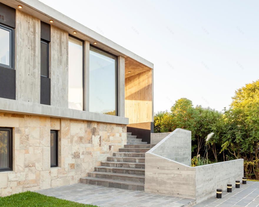 阿根廷 Golf House 别墅,高差地形上的优雅空间-9