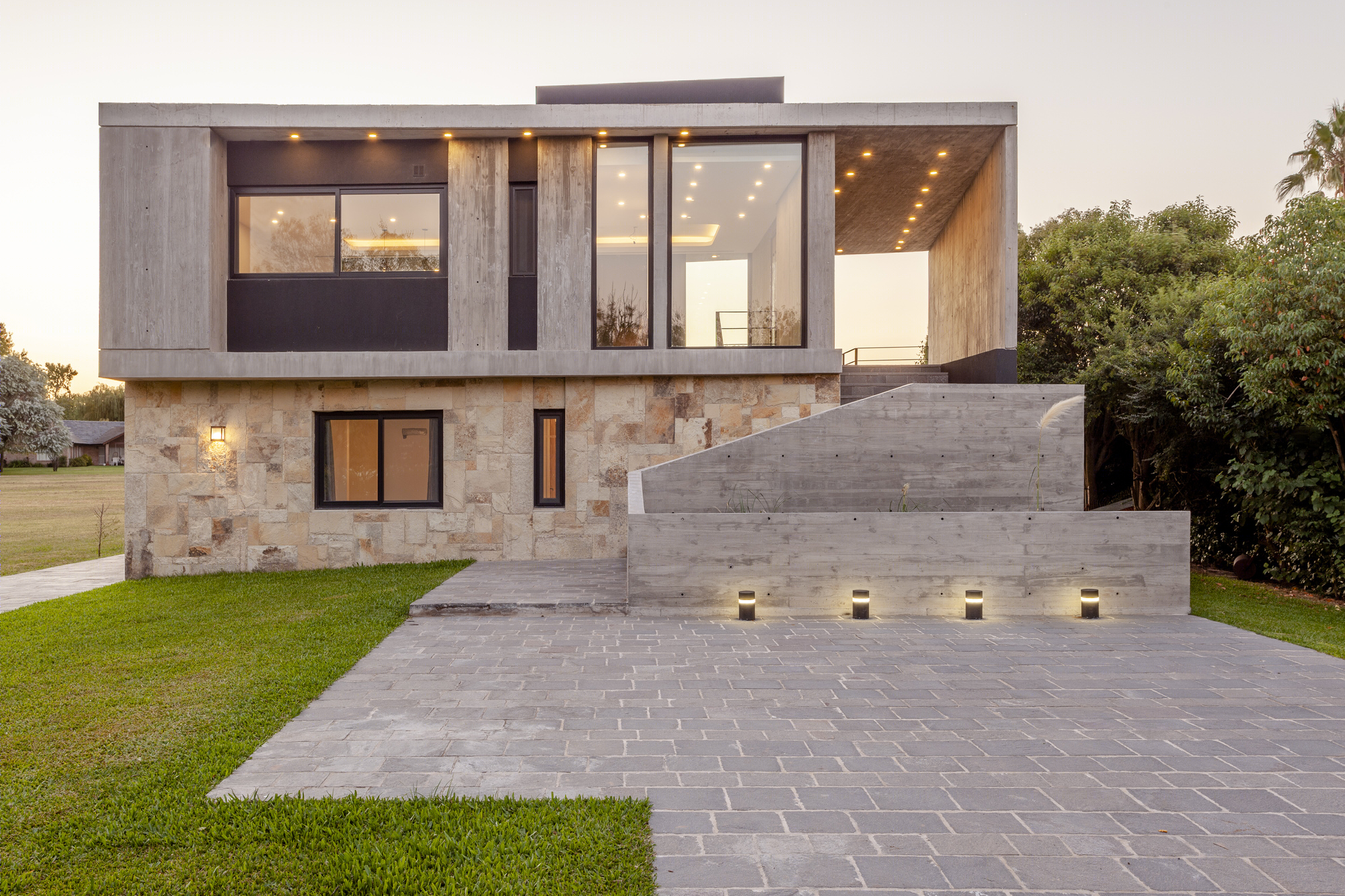 阿根廷 Golf House 别墅,高差地形上的优雅空间-10