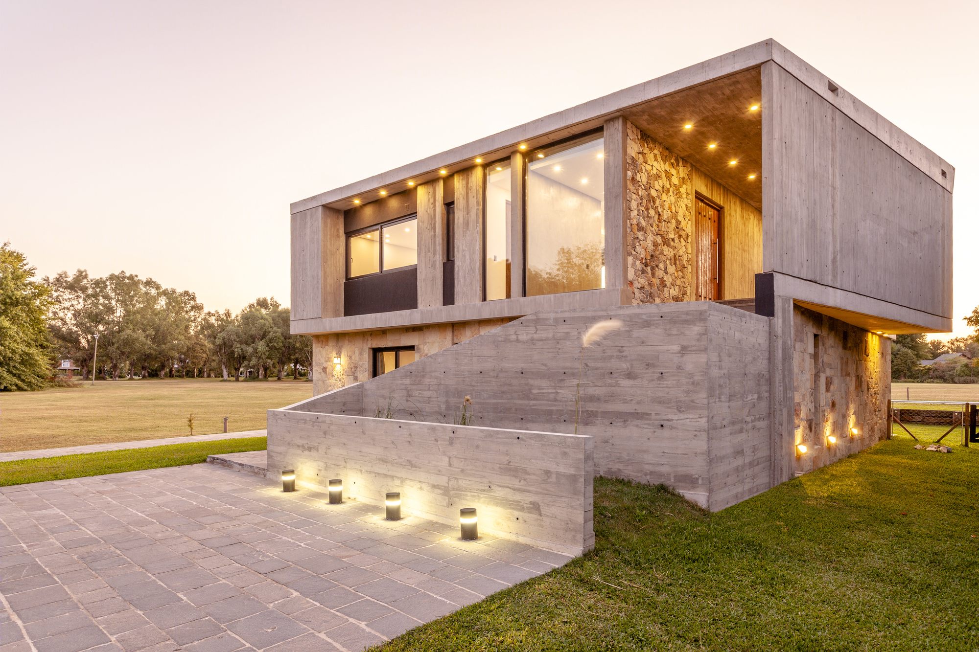 阿根廷 Golf House 别墅,高差地形上的优雅空间-11