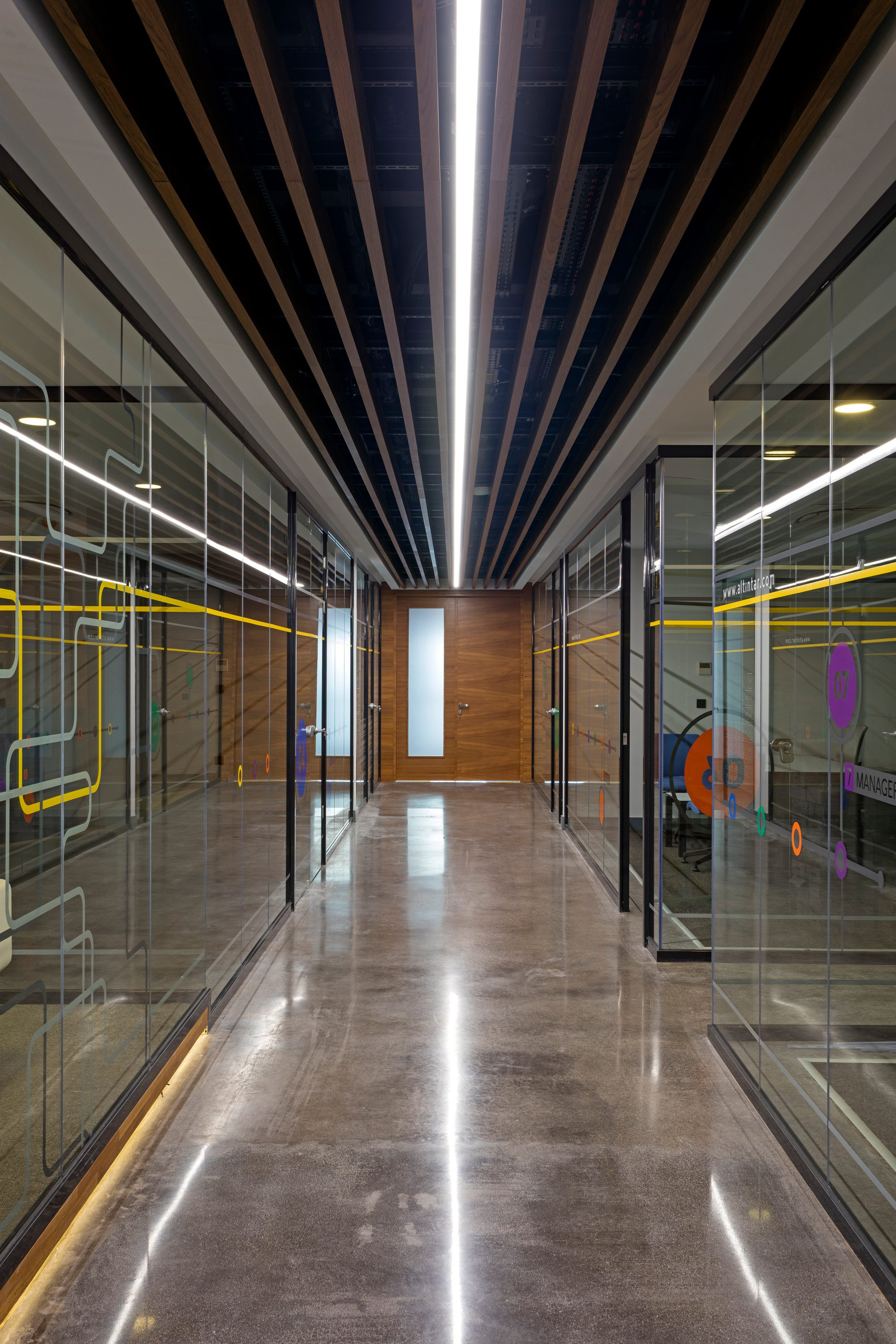 工业风融入现代设计，打造环保舒适的办公空间-5