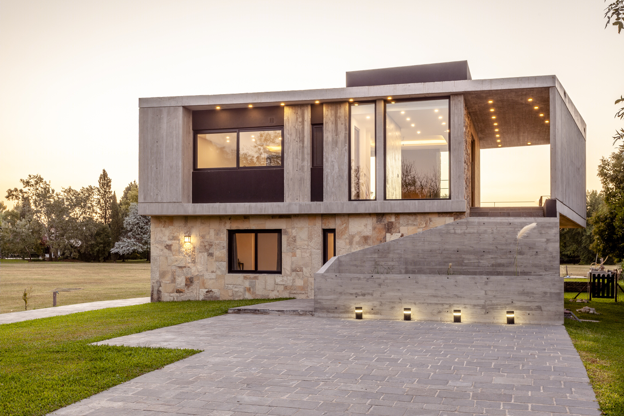 阿根廷 Golf House 别墅，高差地形上的优雅空间-17