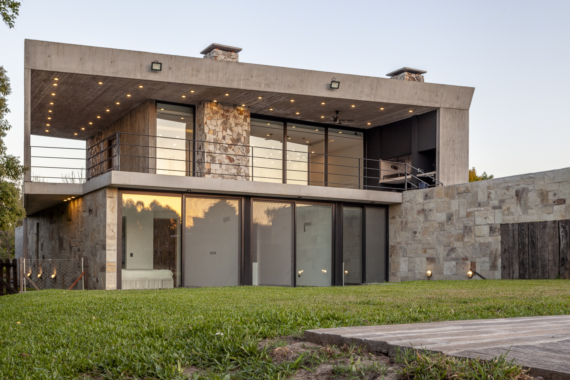 阿根廷 Golf House 别墅，高差地形上的优雅空间-19