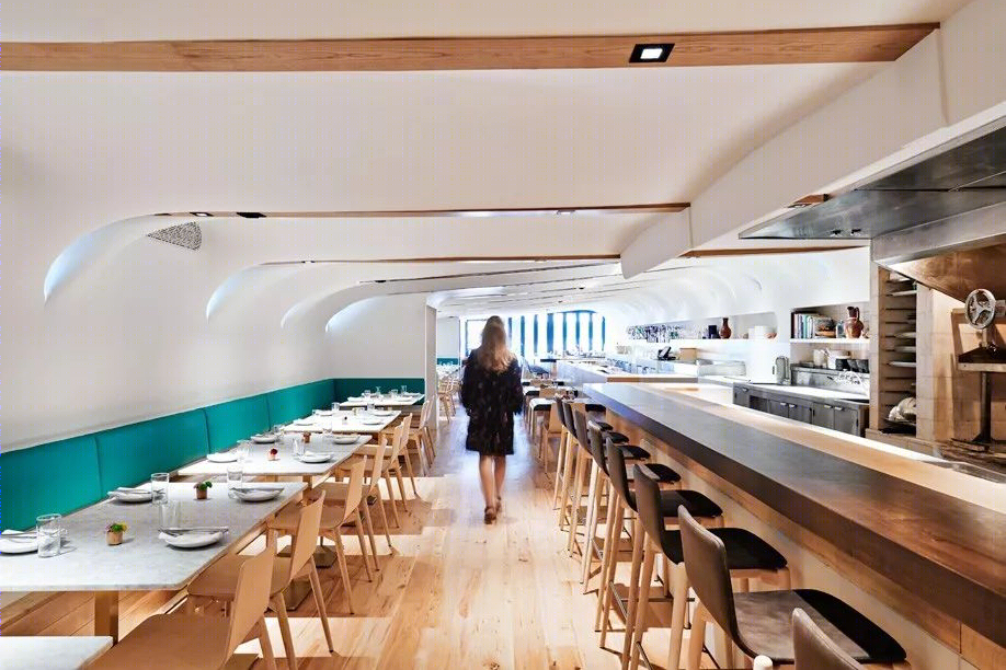 多伦多 Quetzal 餐厅,波浪天花板与拼图吧台展现墨西哥市场灵感-3