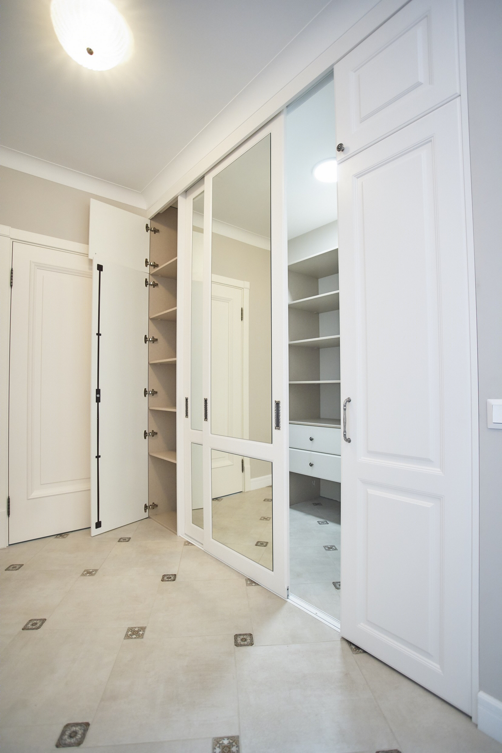 经典与现代结合的 Raumplus 衣柜系统-53