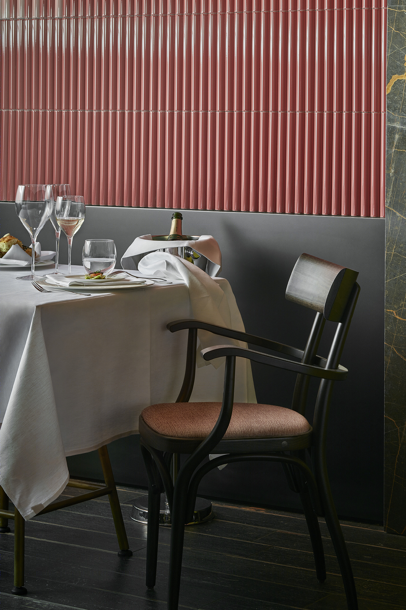 瑞士"终点站"餐厅 3D 陶瓷打造梦幻空间-13