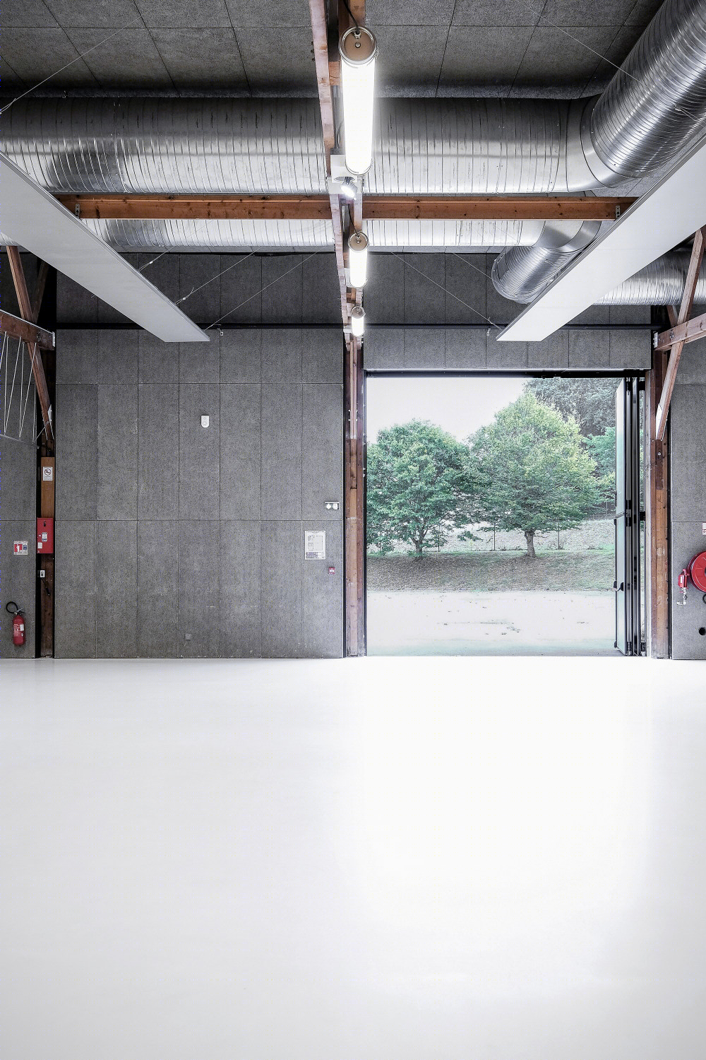 旧超市重生 · 法国 Espace Coatigrac'h 多功能厅设计-29