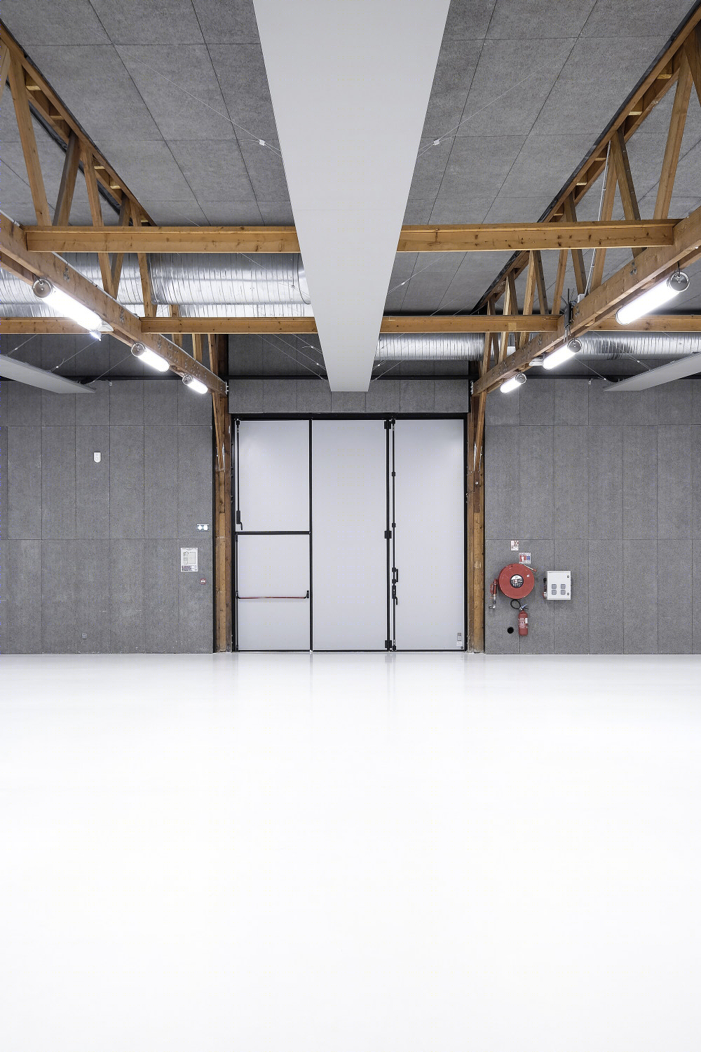 旧超市重生 · 法国 Espace Coatigrac'h 多功能厅设计-31