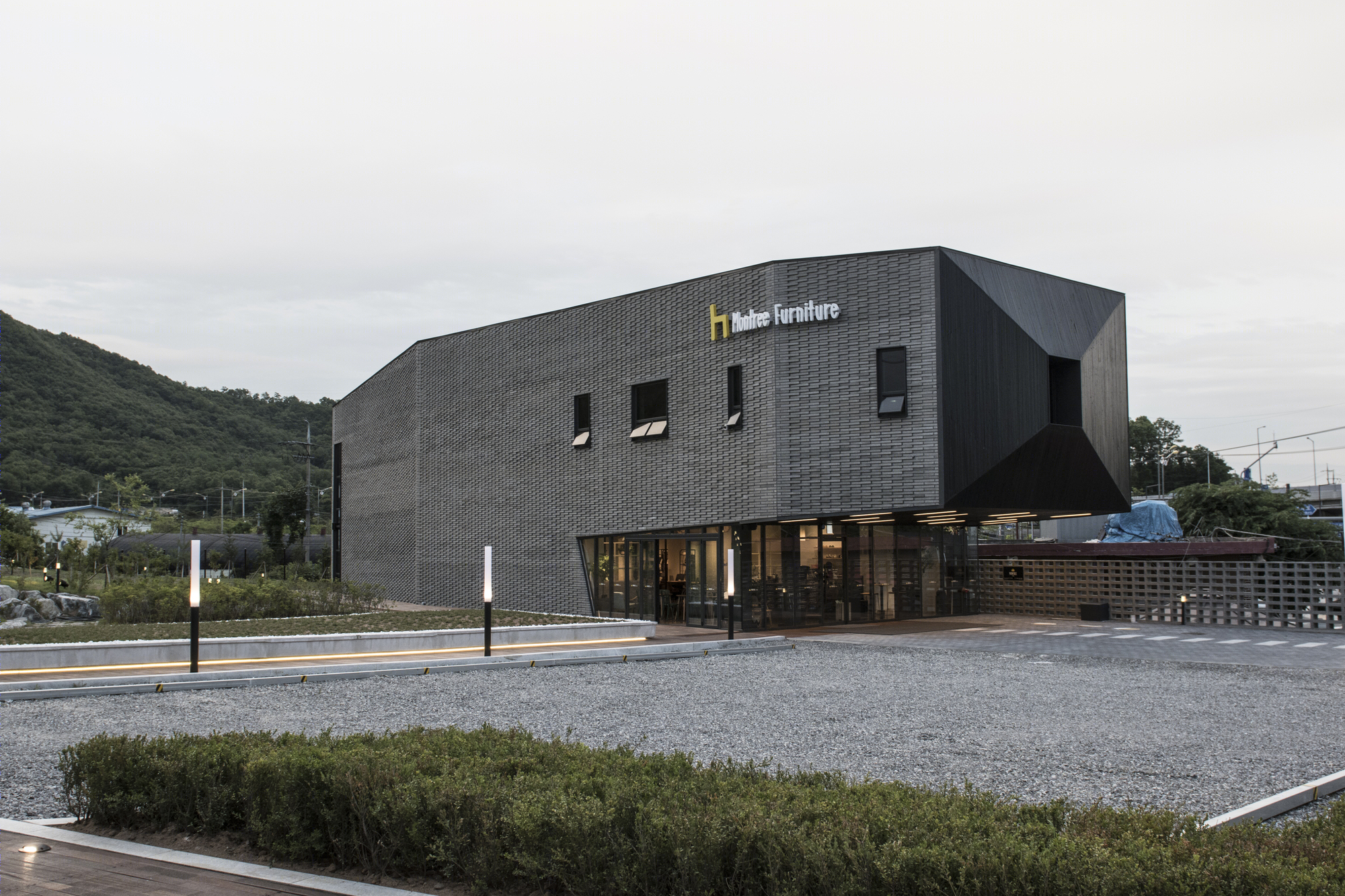 长墙扭曲的极简空间——家具展示建筑的和谐之美-1