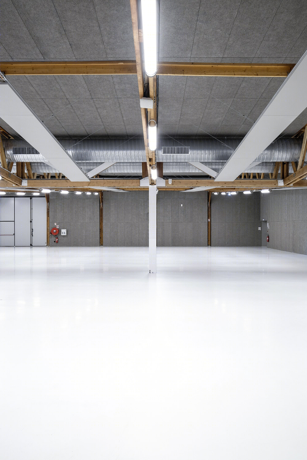 旧超市重生 · 法国 Espace Coatigrac'h 多功能厅设计-32