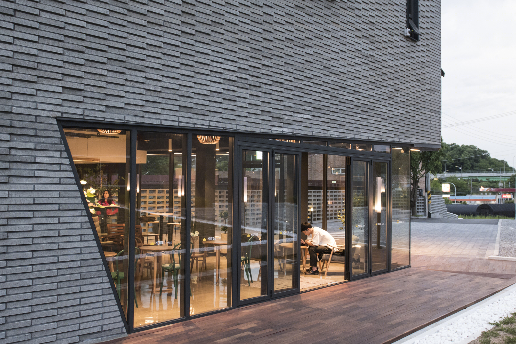 长墙扭曲的极简空间——家具展示建筑的和谐之美-3