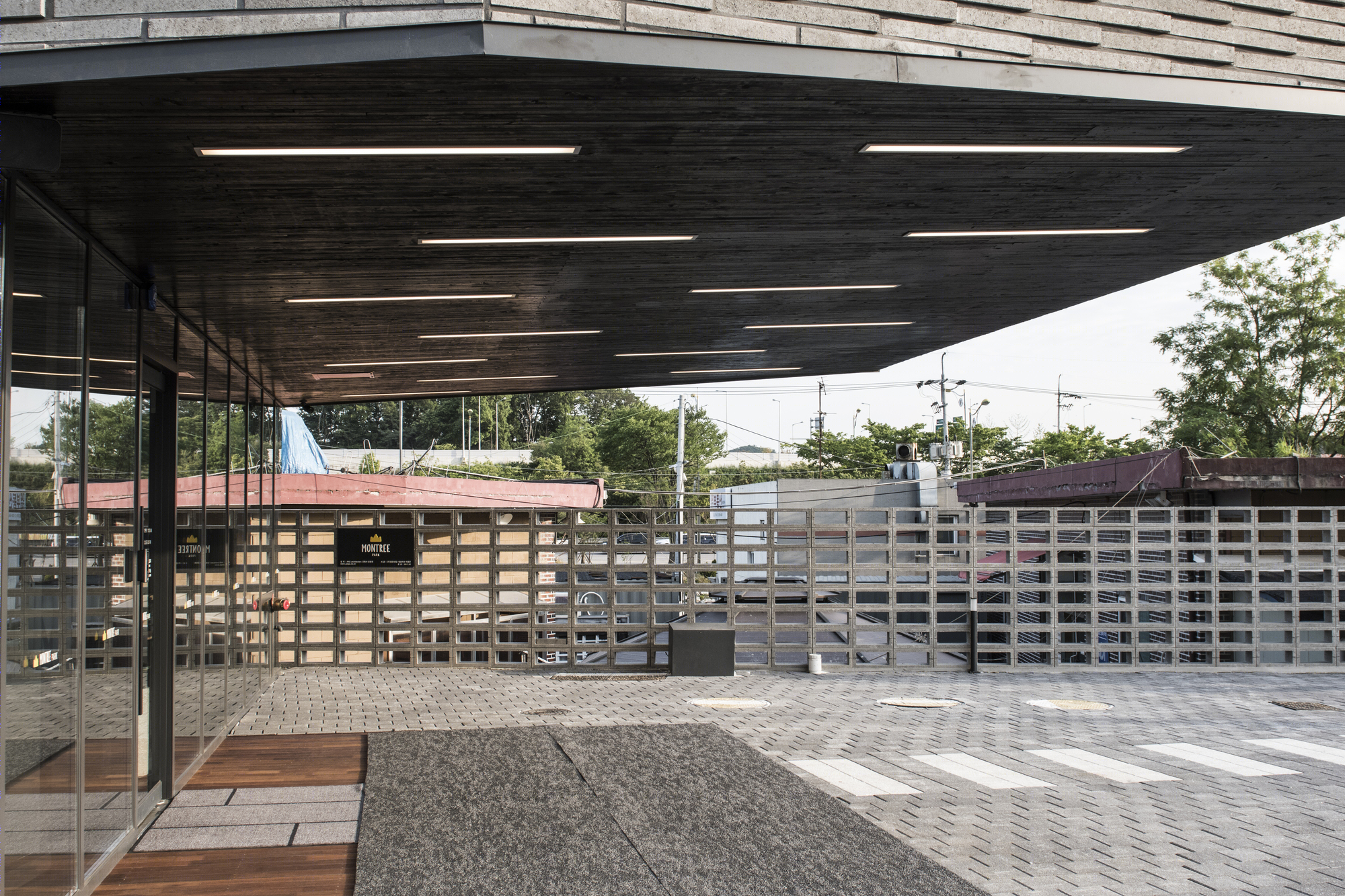 长墙扭曲的极简空间——家具展示建筑的和谐之美-5